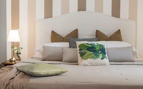 New! Spanish Step Design Apartment